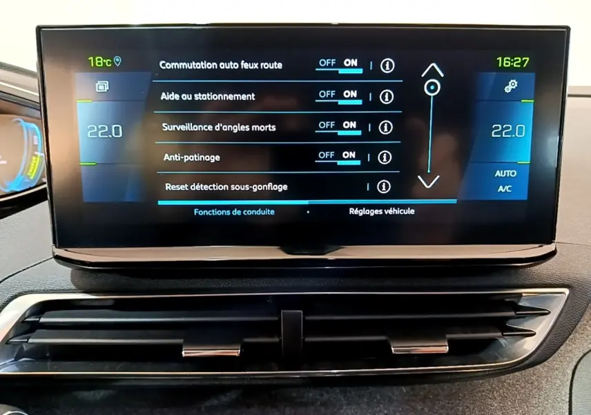 Écran tactile central du tableau de bord du Peugeot 3008 hybride, affichant les réglages d'aide à la conduite.
