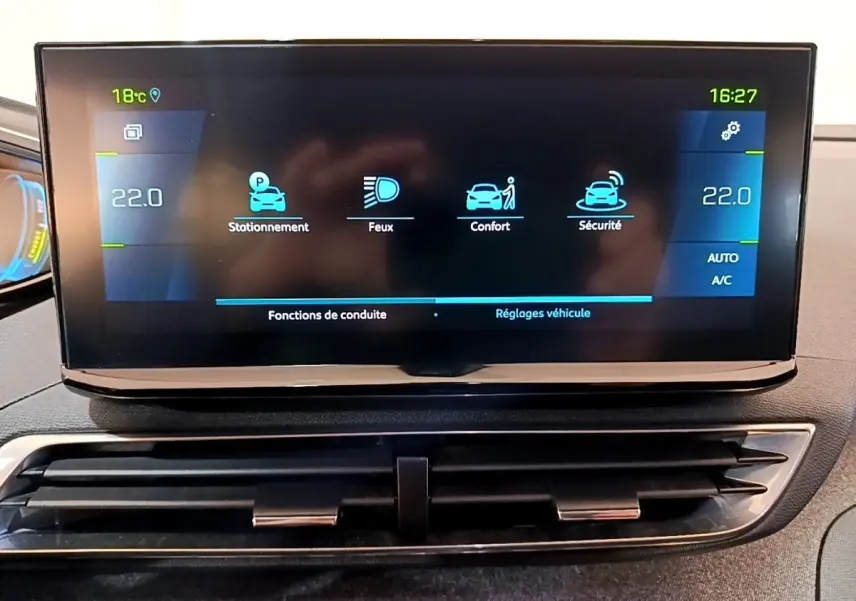 Écran tactile central du tableau de bord du Peugeot 3008 hybride rechargeable, affichant les réglages de conduite et climatisation.