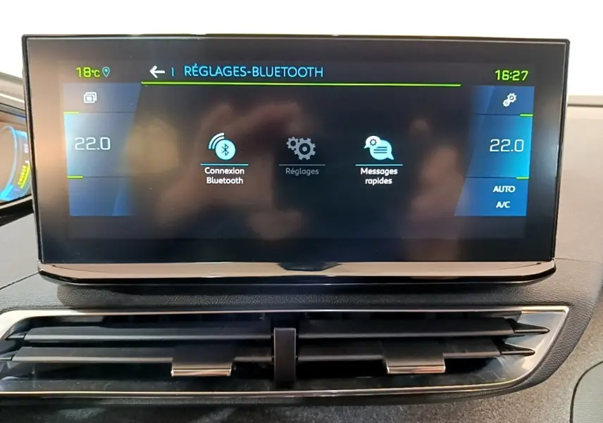 Écran tactile central du tableau de bord du Peugeot 3008 hybride, affichant les réglages Bluetooth.