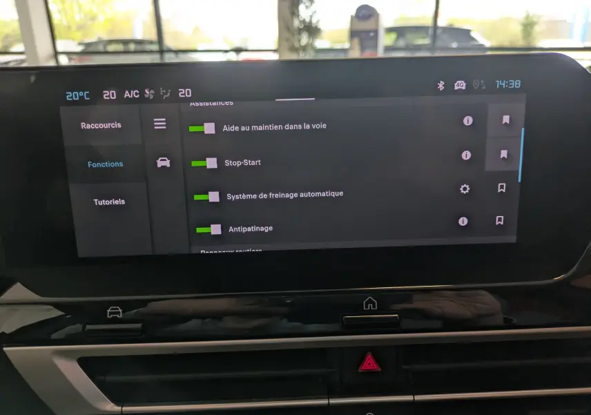 Écran tactile central du tableau de bord de la Citroën C4 noir, affichant les options d'assistance à la conduite.