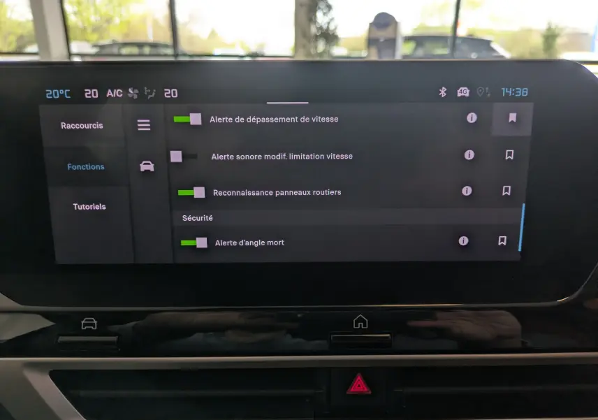 Écran tactile central de la Citroën C4 2025 noir, affichant les réglages d’alertes de sécurité et de reconnaissance routière.