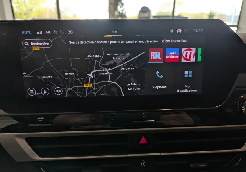 Écran tactile central du tableau de bord de la Citroën C4 noire, affichant la navigation et les applications connectées.