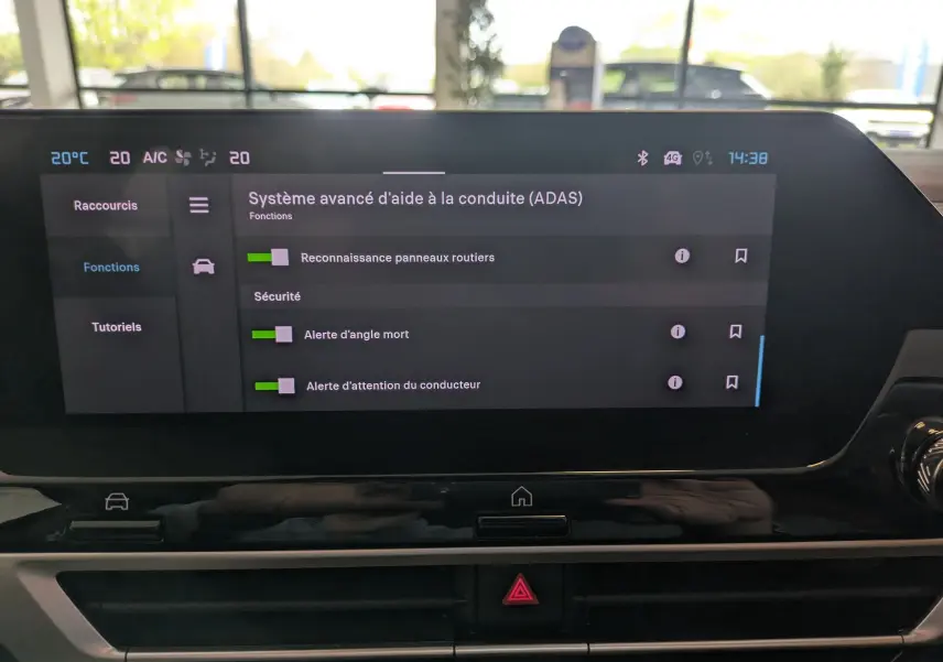 Écran tactile intérieur de la Citroën C4 hybride 2025 affichant les fonctions avancées d’aide à la conduite.
