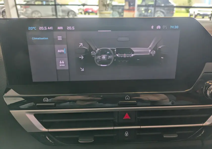 Écran tactile central affichant la climatisation et l'interface de conduite du tableau de bord d'une Citroën C4 noire.