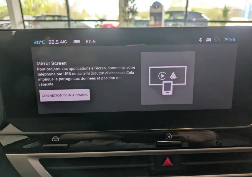 Écran tactile central du tableau de bord de la Citroën C4 noire 2025 affichant l'interface Mirror Screen.