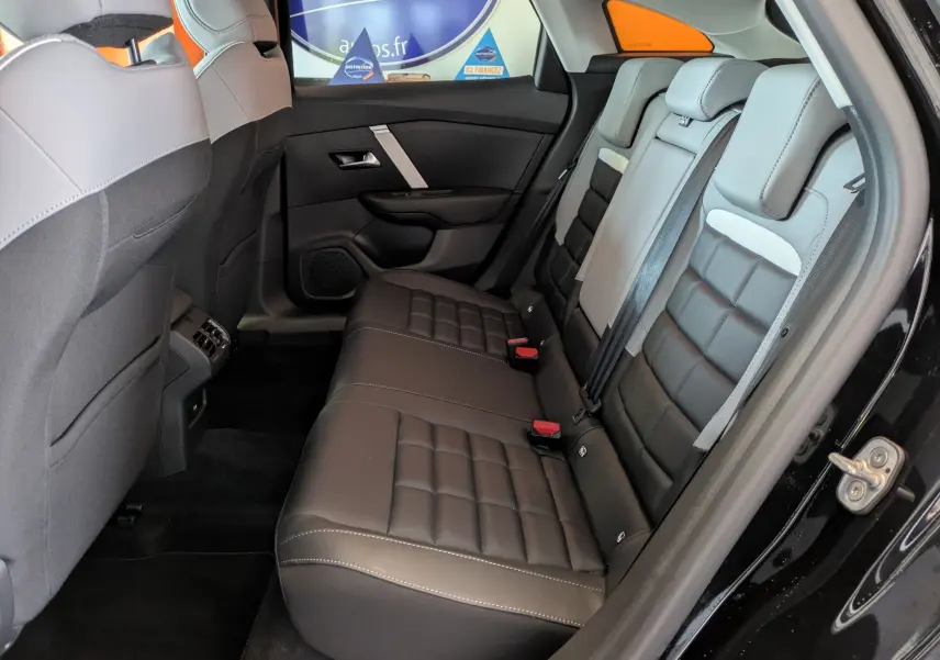 Vue intérieure côté droit des sièges arrière en cuir noir et gris de la Citroën C4 1.2 Hybride 2025.