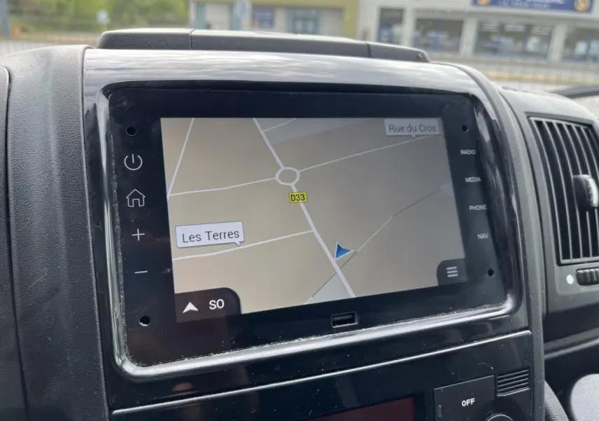Écran tactile 7 pouces du système de navigation du Peugeot Boxer Fourgon blanc, vue intérieure frontale.