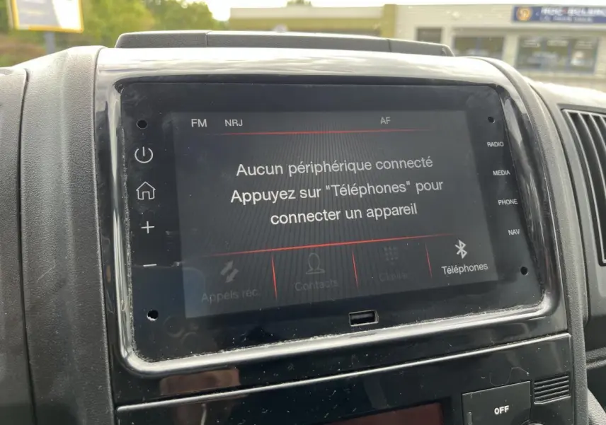 Écran tactile multimédia 7 pouces du Peugeot Boxer Fourgon 2023 affichant la connexion Bluetooth inactive.