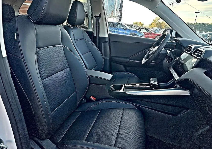Vue intérieure côté conducteur du MG ZS 1.5 hybrid 197 luxury 2026 avec sièges noir simili-cuir et console centrale moderne.