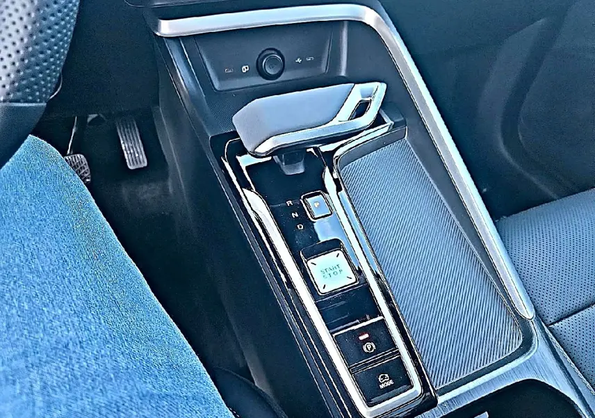 Vue rapprochée de la console centrale du MG Motor ZS 1.5 hybrid 197 luxury, avec levier de vitesse et bouton start/stop.