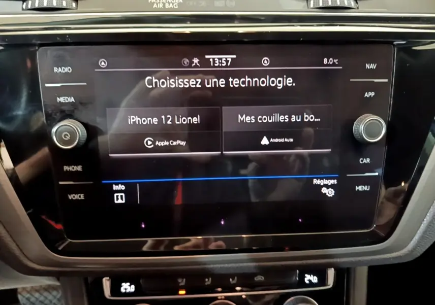 Écran tactile central du tableau de bord du Volkswagen Touran 1.5 TSI bleu, affichant options Apple CarPlay et Android Auto.