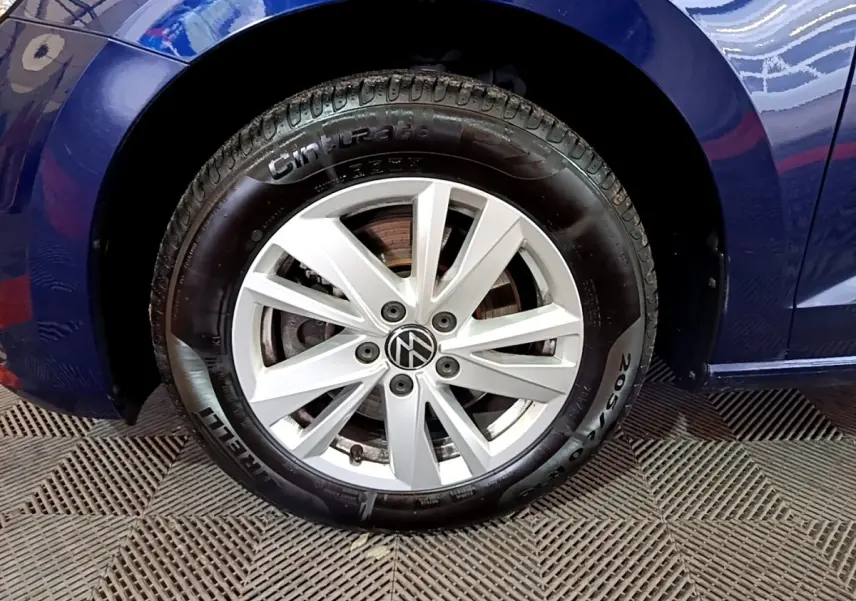 Gros plan sur la roue avant gauche d’un Volkswagen Touran bleu 2021 avec jante alliage et pneu Pirelli.