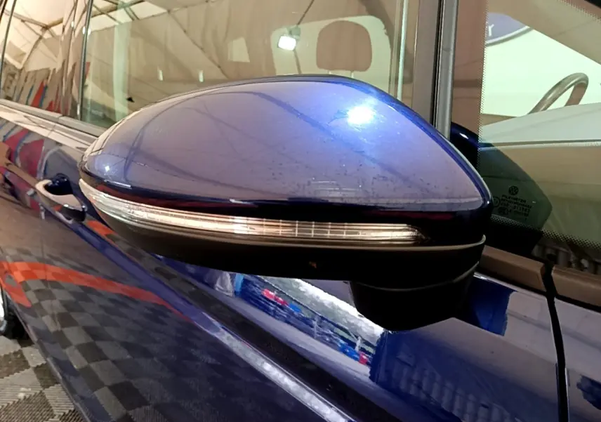 Rétroviseur droit bleu métallisé du Volkswagen Touran 1.5 TSI EVO DSG7 United 2021 avec clignotant intégré.