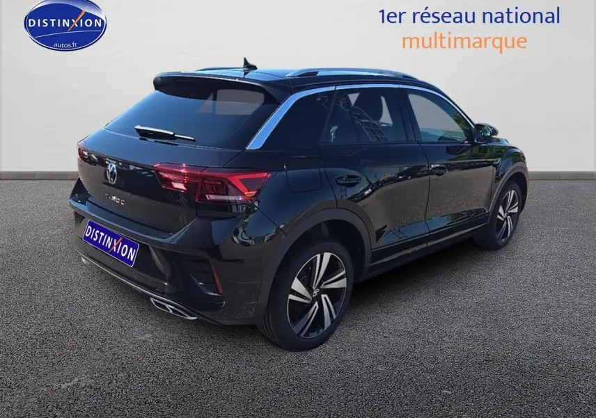 Volkswagen T-Roc noir perle en vue 3/4 arrière droit, avec jantes alliage et vitres teintées.
