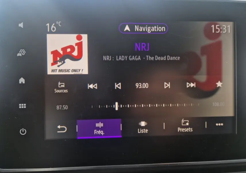 Écran tactile central du Renault Trafic Fourgon gris Highland, affichant la radio NRJ et la navigation à 15h31.