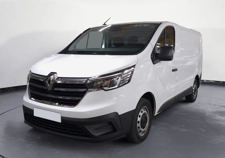 Vue 3/4 avant droite d’un Renault Trafic Fourgon blanc 2024 avec calandre noire et jantes acier simples.