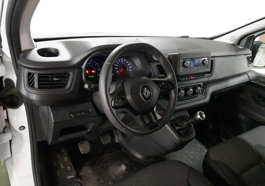 Gros plan sur la commande de lève-vitres et la poignée intérieure côté gauche du Renault Trafic Fourgon blanc, intérieur noir.