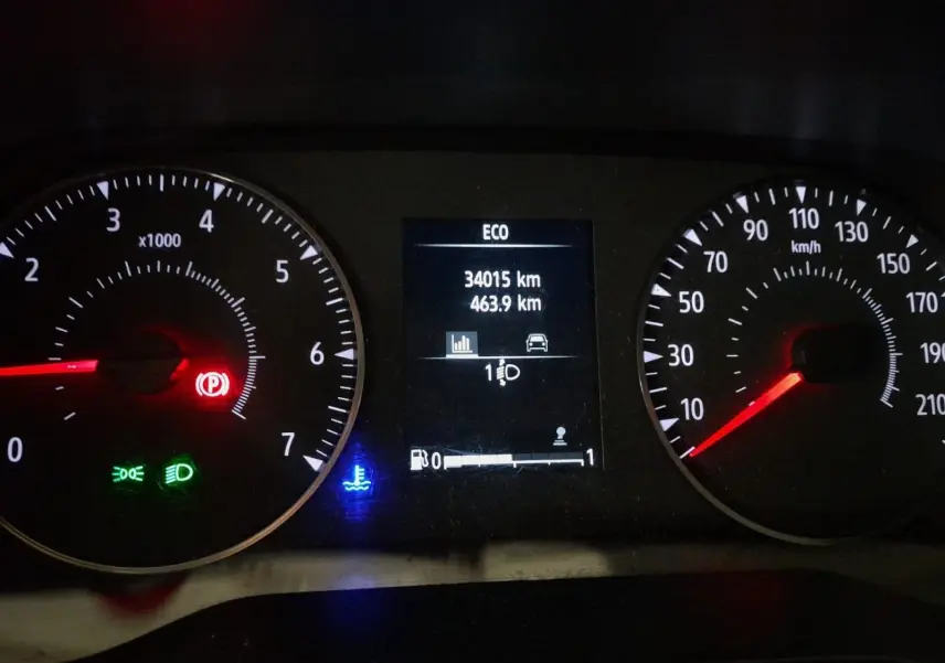 Vue intérieure avant du Renault Trafic Fourgon 2024, tableau de bord noir avec volant multifonction et levier de vitesse manuel.