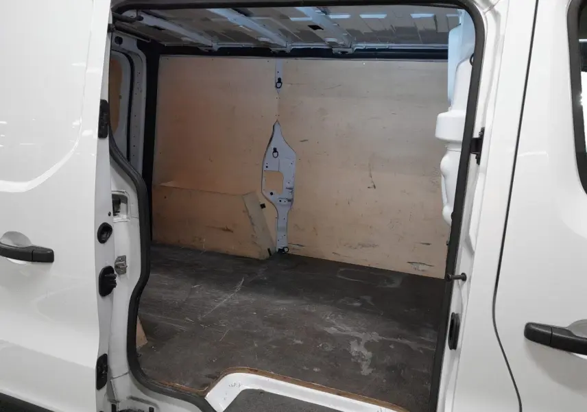 Vue rapprochée du volant noir multifonction du Renault Trafic Fourgon 2024 avec tableau de bord et levier de vitesses manuel.