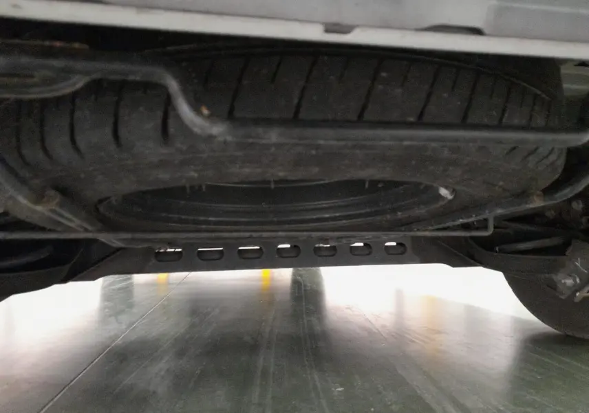 Vue intérieure côté passager du tableau de bord noir et de la boîte manuelle du Renault Trafic Fourgon blanc 2024.