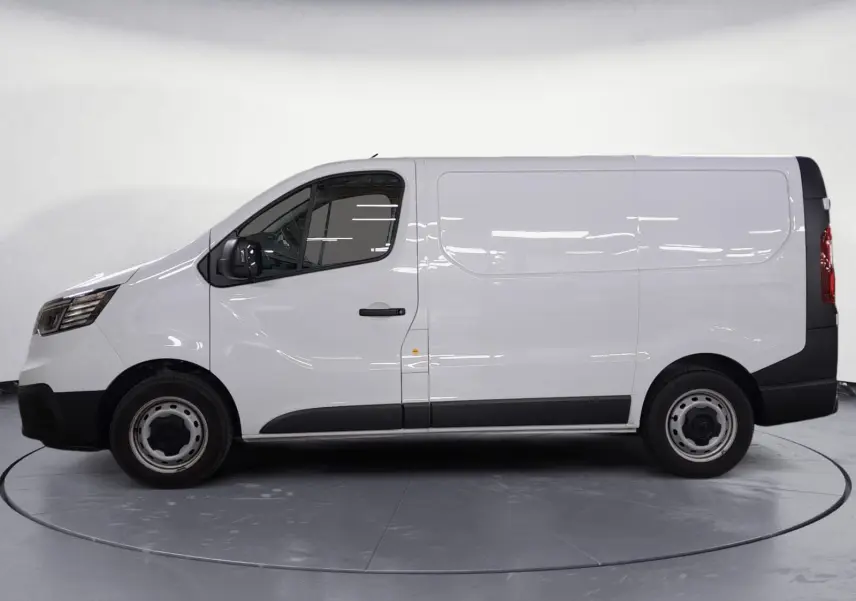 Vue latérale droite d’un Renault Trafic Fourgon blanc 2024, avec porte coulissante et jantes acier simples.