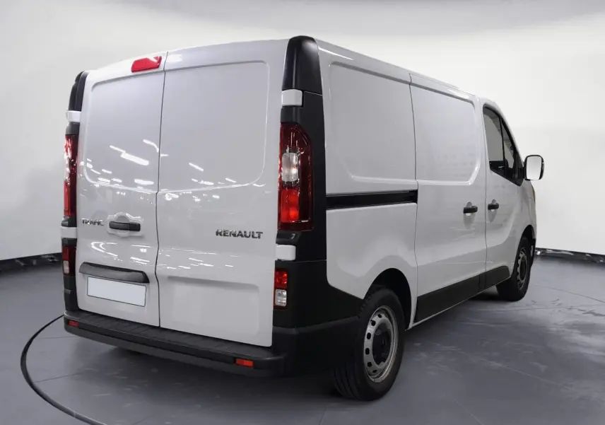 Vue 3/4 arrière droite d’un Renault Trafic Fourgon blanc, avec portes arrière battantes et jantes acier.