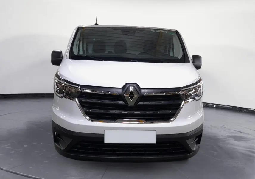 Vue frontale du Renault Trafic Fourgon blanc 2024 avec calandre noire et logo Renault proéminent.