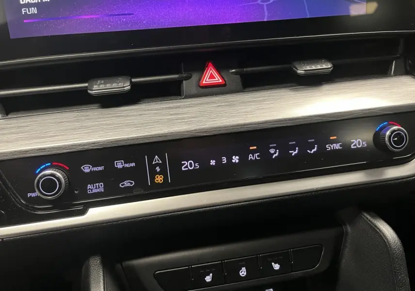 Détail de la console centrale du Kia Sportage blanc 2022, affichage numérique de la climatisation bi-zone.