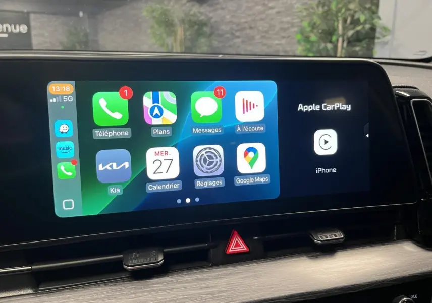 Écran tactile intérieur du Kia Sportage 2022 affichant Apple CarPlay avec interface en français.