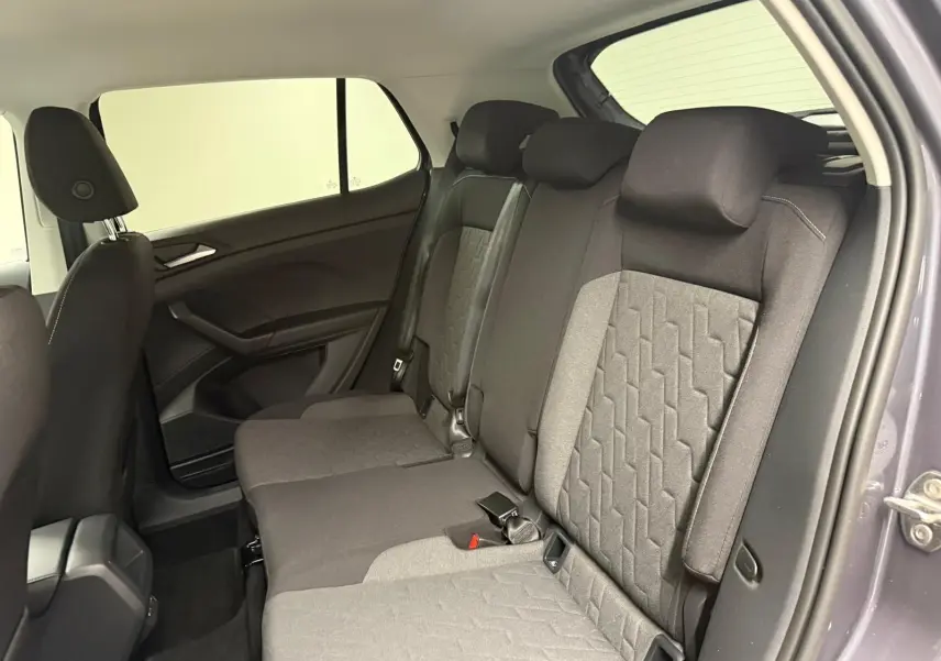 Vue intérieure côté droit des sièges arrière gris foncé et clair du Volkswagen T-Cross 2025 gris cendre, version VW Edition.