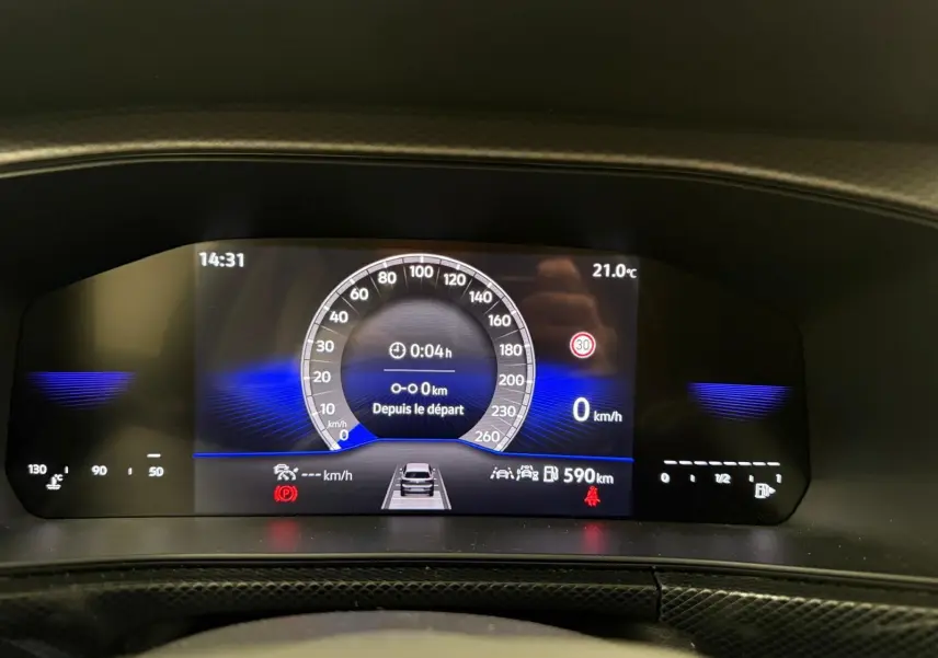 Tableau de bord numérique du Volkswagen T-Cross 2025 affichant vitesse, autonomie et température intérieure.