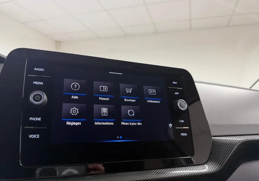 Écran tactile central du Volkswagen T-Cross 2025 affichant le menu des réglages, vue intérieure rapprochée.