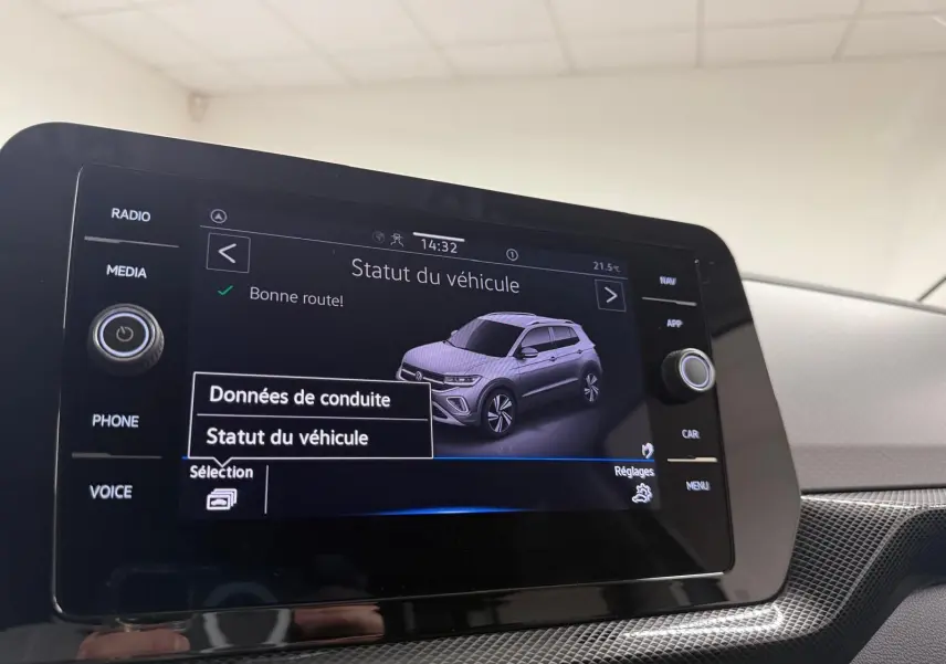 Écran central du Volkswagen T-Cross 2025 affichant le statut du véhicule avec une image 3D du SUV gris cendre en vue latérale droite.