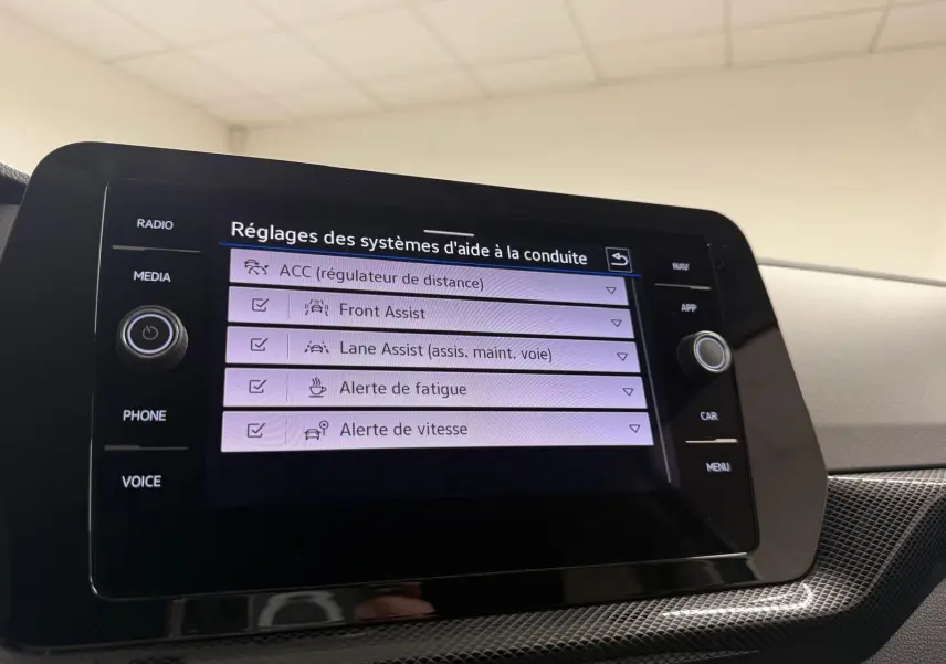 Écran tactile central du Volkswagen T-Cross gris cendre 2025 affichant les réglages des aides à la conduite.
