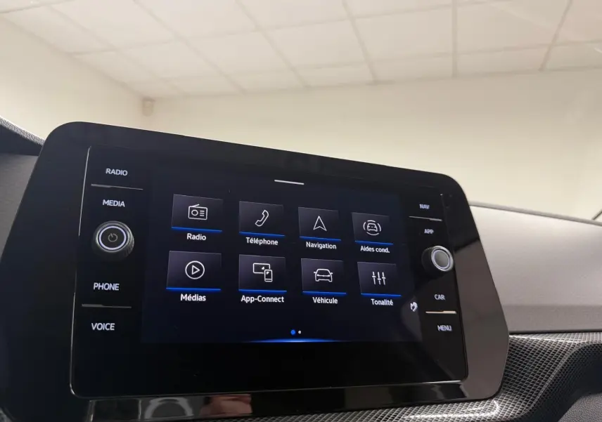 Écran tactile central du Volkswagen T-Cross 2025 affichant le menu multimédia et navigation, intérieur gris cendre.