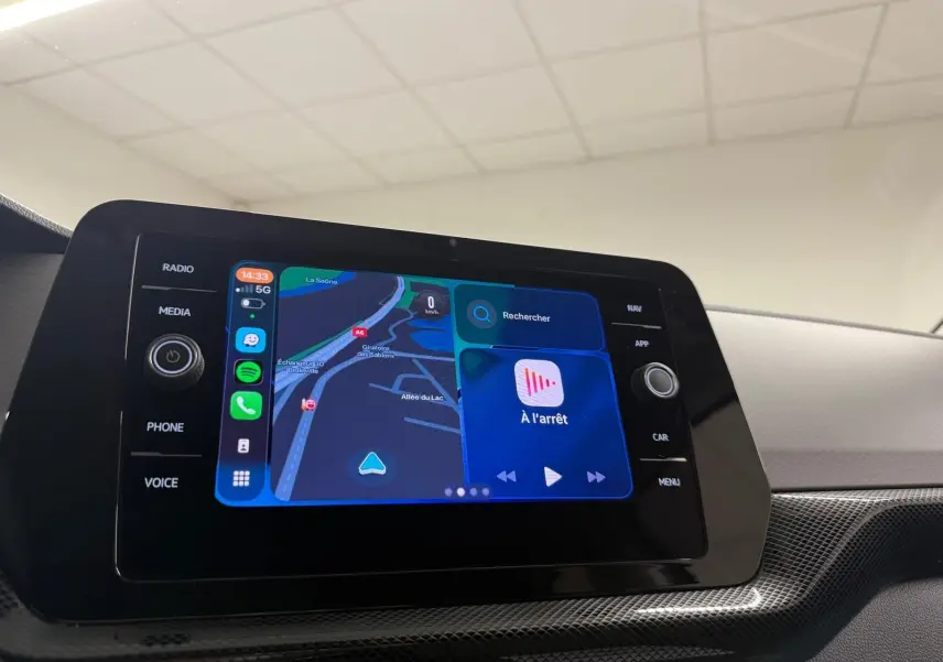 Écran tactile central du Volkswagen T-Cross 2025 affichant la navigation et les commandes multimédias, intérieur gris cendre.