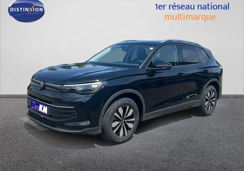 Volkswagen Tiguan noir Grenadilla métal en 3/4 avant droit sur fond neutre, roues alliage bicolores visibles.