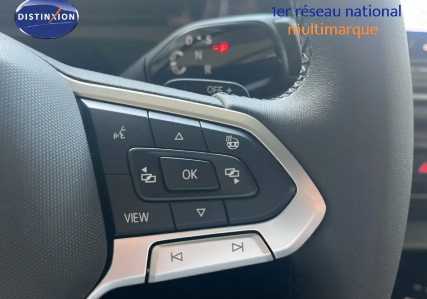 Gros plan sur les commandes multifonctions du volant noir du Volkswagen Tiguan 2026 finition Life 30 Years.