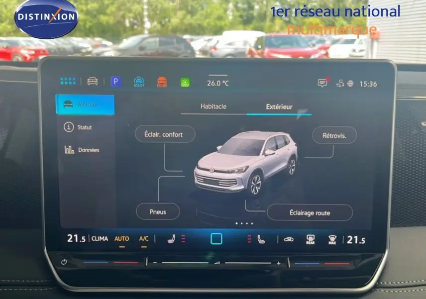 Écran tactile intérieur du Volkswagen Tiguan 2026 montrant les réglages extérieurs du véhicule en vue 3/4 avant.