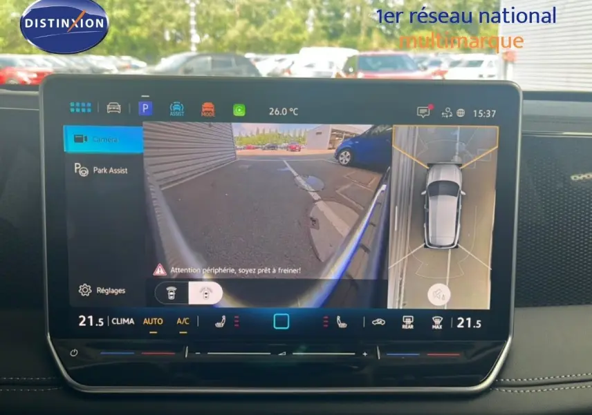 Écran tactile intérieur montrant l'aide au stationnement avec vue caméra et plan 360° du Volkswagen Tiguan noir Grenadilla.