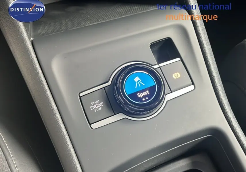Gros plan sur la console centrale du Volkswagen Tiguan 2026 noir Grenadilla, avec bouton de sélection mode Sport et démarrage.