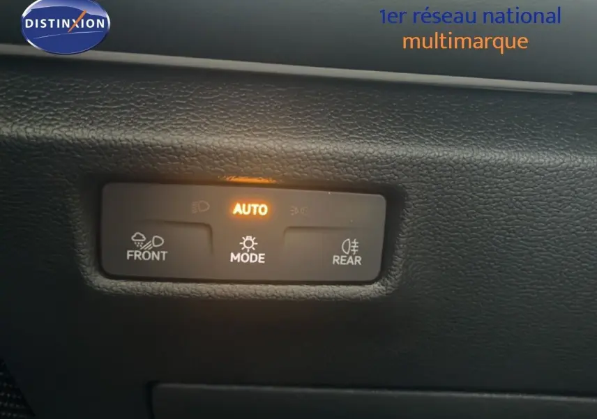 Détail du tableau de bord du Volkswagen Tiguan 2026 montrant les commandes d’éclairage automatiques en mode activé.
