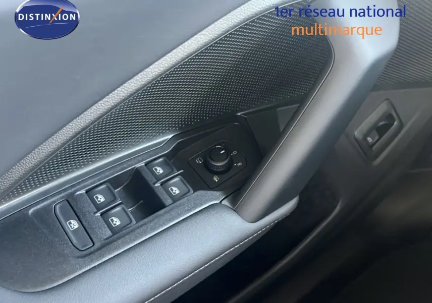 Gros plan sur la commande des vitres et rétroviseurs côté conducteur de la Volkswagen Tiguan noir Grenadilla 2026.