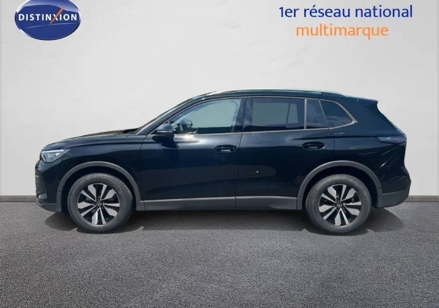 Vue de profil côté gauche d'un Volkswagen Tiguan noir Grenadilla métallisé, version 2026, sur fond neutre.