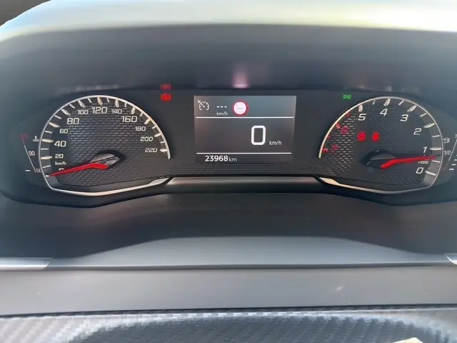 Vue rapprochée du combiné d'instruments numérique de la Peugeot 208 100 ch Style 2025, affichage multifonctions et compteur km/h.