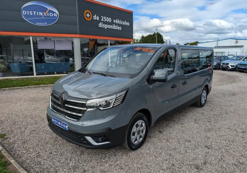 Renault Trafic Fourgon gris Urban en 3/4 avant droit, avec calandre chromée et vitres latérales teintées.
