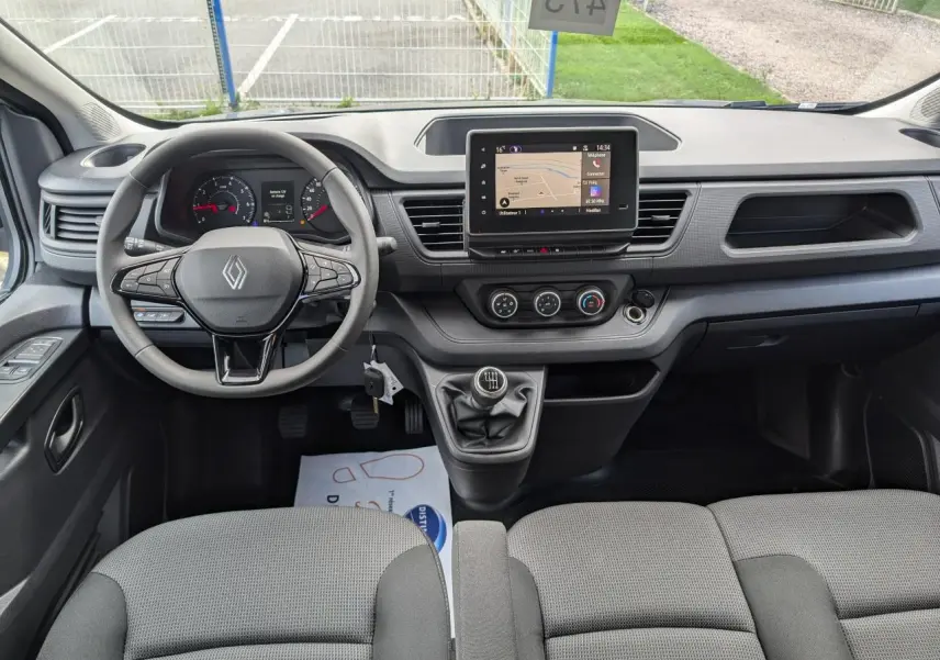 Vue intérieure avant du Renault Trafic Fourgon gris, tableau de bord avec écran tactile et volant multifonction.