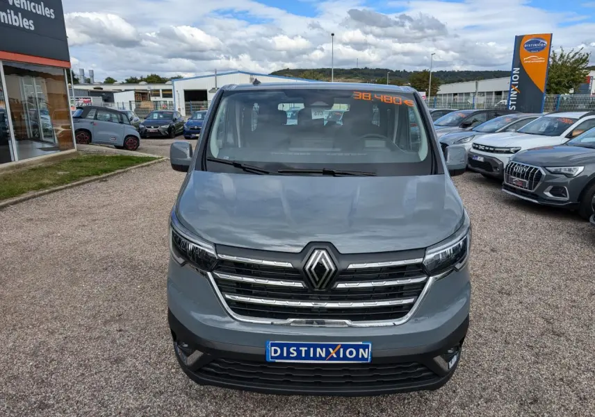 Vue frontale d'un Renault Trafic Fourgon gris 2025 avec calandre chromée et logo Renault bien visible.