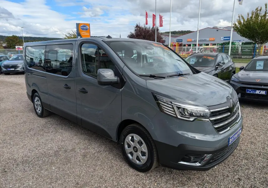 Renault Trafic Fourgon gris Urban en vue 3/4 avant droit, avec calandre chromée et jantes enjoliveurs 16 pouces.