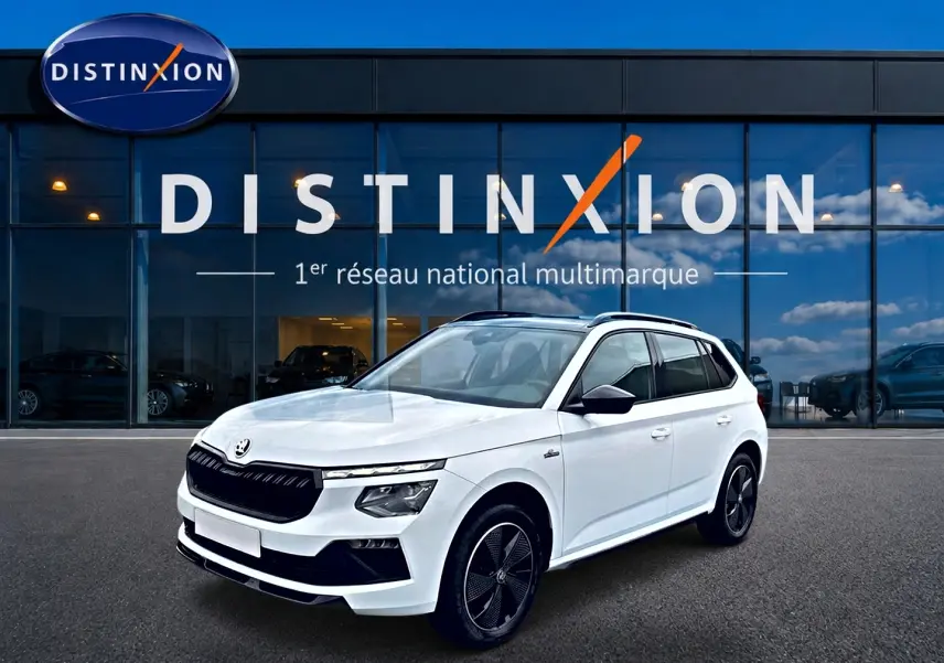 SUV Skoda Kamiq blanc nacré en 3/4 avant droit, avec calandre noire et jantes alu distinctives.